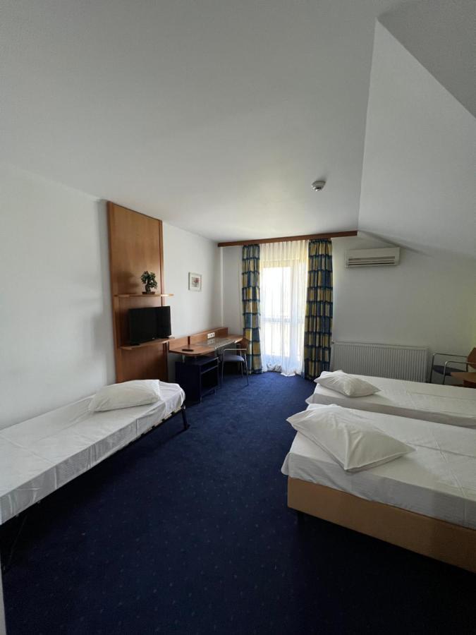 Hotel Doi Taurasi Afumati Екстер'єр фото