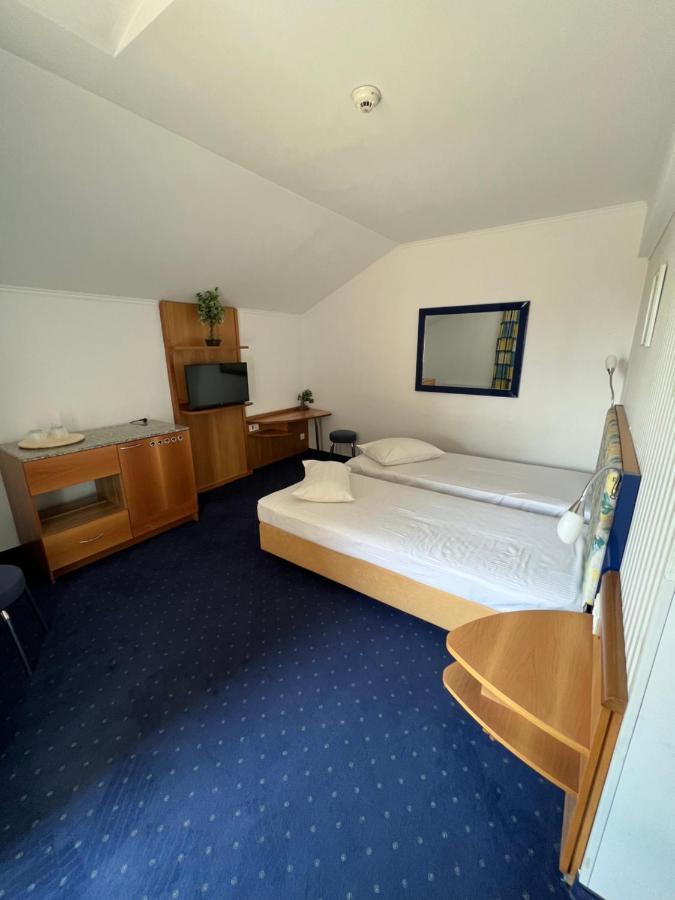 Hotel Doi Taurasi Afumati Екстер'єр фото