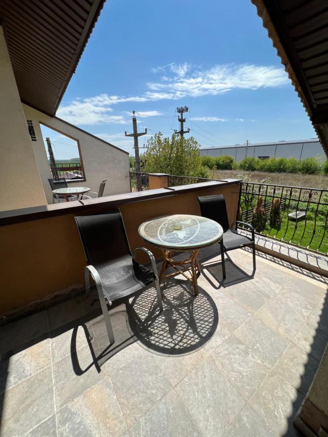 Hotel Doi Taurasi Afumati Екстер'єр фото