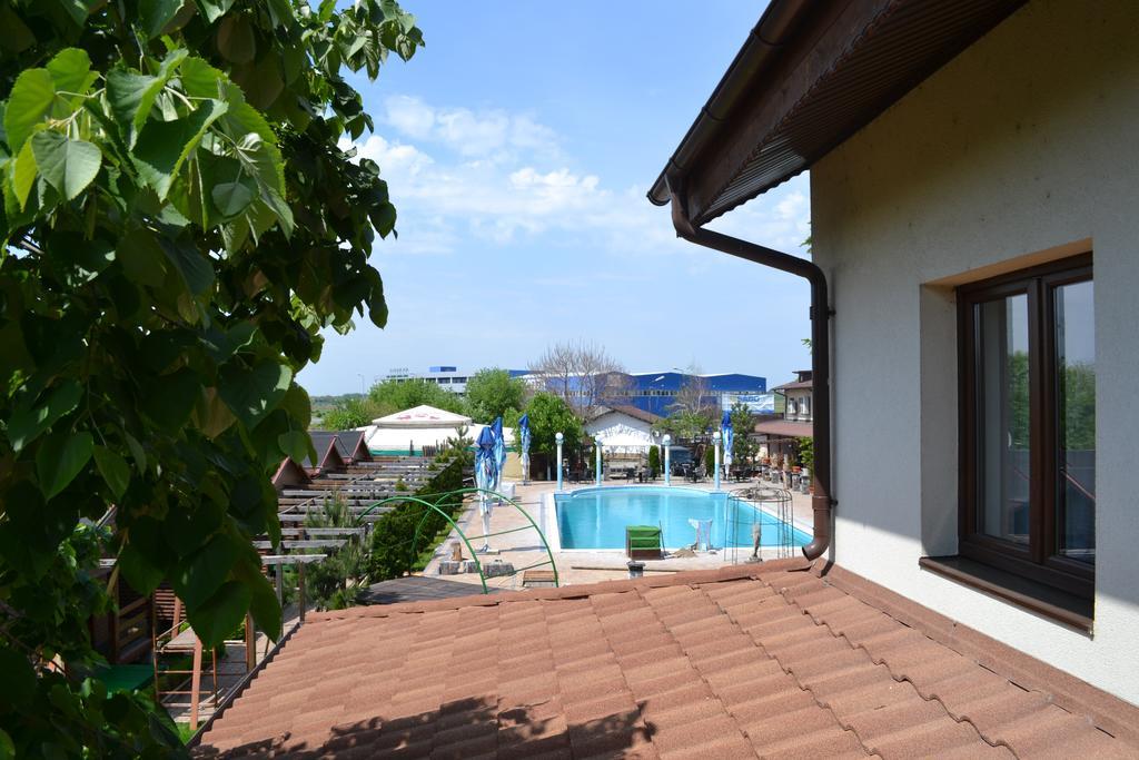 Hotel Doi Taurasi Afumati Екстер'єр фото
