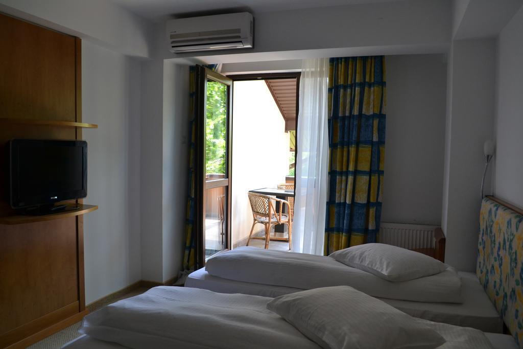 Hotel Doi Taurasi Afumati Екстер'єр фото