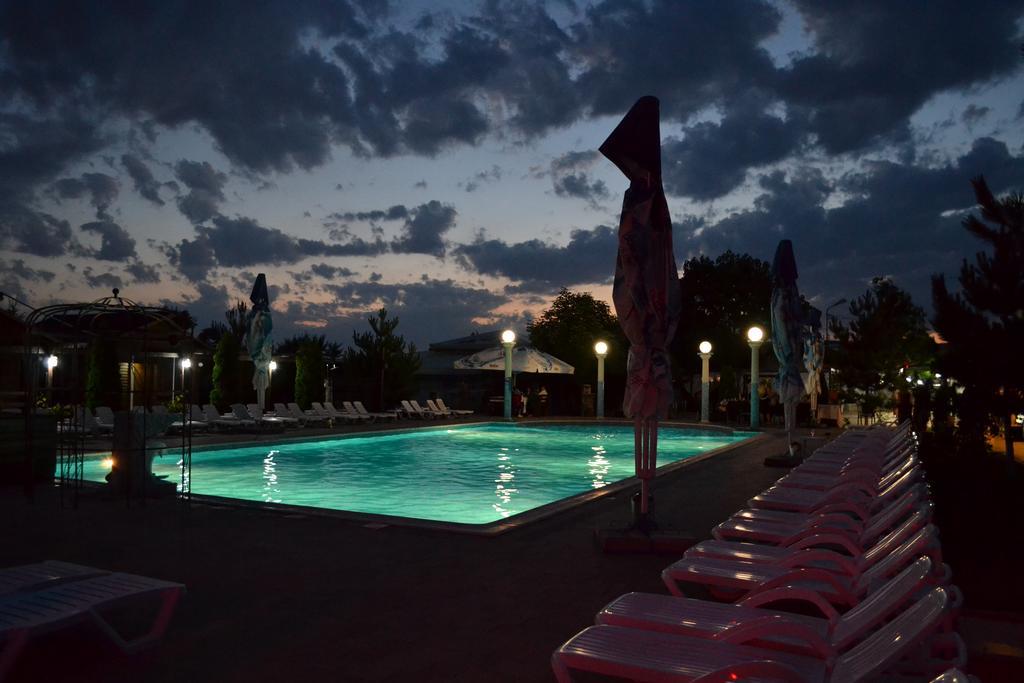 Hotel Doi Taurasi Afumati Екстер'єр фото